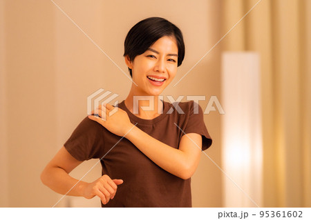 女性　整体　マッサージ　整骨院　指圧 95361602