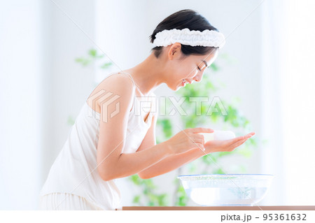 洗顔　女性　ビューティー　美容　クレンジング 95361632