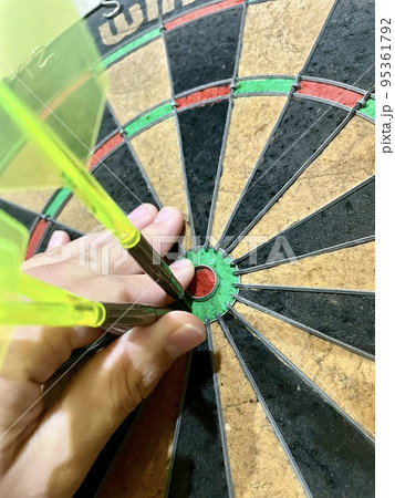 刺さったダーツを抜く手 95361792