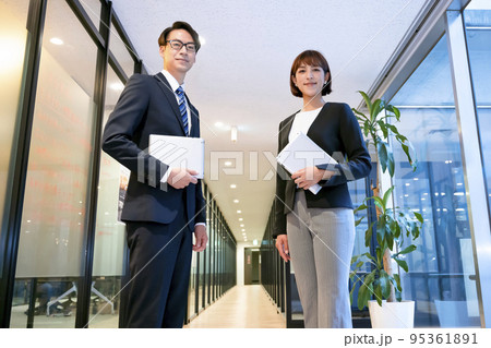 オフィスビルの通路　ビジネスチーム 95361891