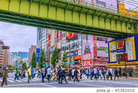 日本の東京都市景観 入国制限撤廃、外国人観光客も増加。賑わう秋葉原=10月16日 日本の東京都市景観 入国制限撤廃、外国人観光客も増加。賑わう秋葉原=10月16日 95362010