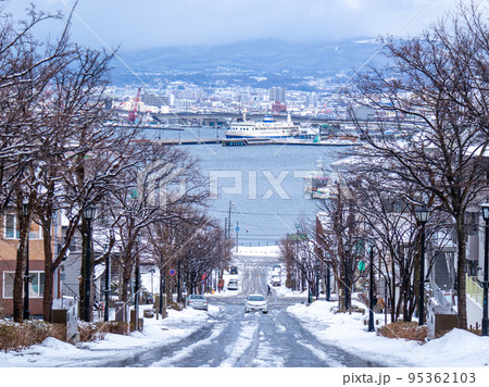 雪の函館元町　基坂 95362103