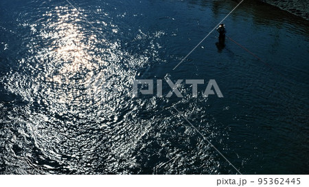 水面位反射された魚釣りをしている人 95362445