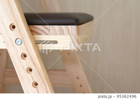 食卓用キッズチェアの座面の高さを調節するボルト部分の写真素材