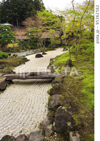 日本庭園の白砂の向こうには茅葺きの日本家屋、心静まる和の世界は宮城、松島の円通寺で 95362562