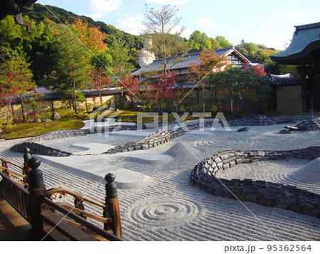 枯山水の庭園の白砂の大海には山あり渦潮あり庭を分割する道も?これは何だろう 枯山水の庭園の白砂の大海には山あり渦潮あり庭を分割する道も?これは何だろう 95362564