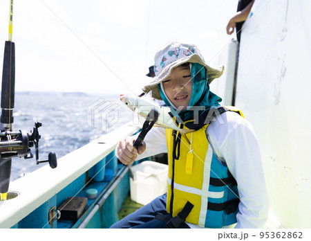 釣りを楽しむ男の子 95362862