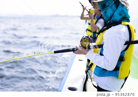 釣りを楽しむ男の子 95362870
