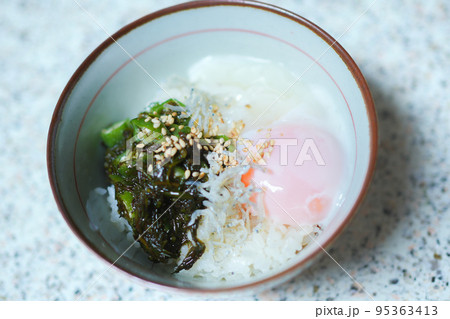 温泉卵と粘々海藻とオクラ丼ご飯 95363413
