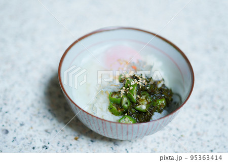 温泉卵と粘々海藻とオクラ丼ご飯 95363414