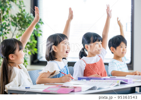 授業を受ける小学生 授業を受ける小学生 95363543