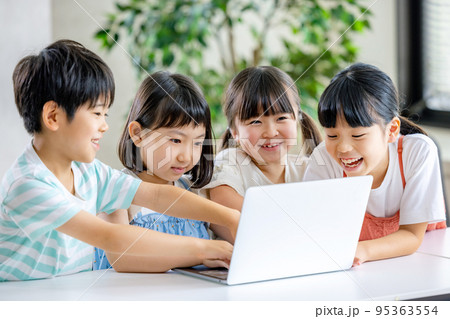 パソコンを見る小学生 パソコンを見る小学生 95363554