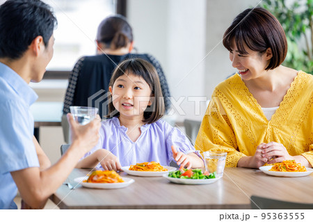ファミレスで食事する家族 95363555