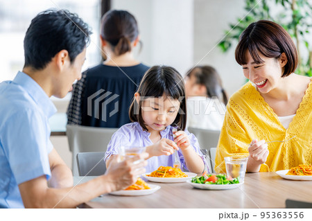 ファミレスで食事する家族 95363556