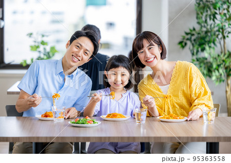 ファミレスで食事する家族 95363558