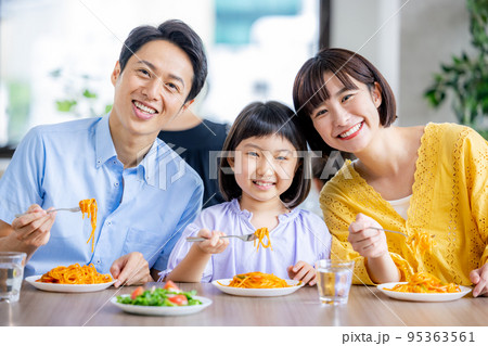 ファミレスで食事する家族 95363561