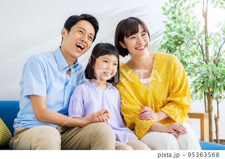 リビングでくつろぐ若い家族 リビングでくつろぐ若い家族 95363568
