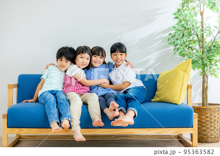 ソファーに座る子供たち 95363582
