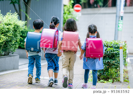 ランドセルを背負って通学する小学生 95363592