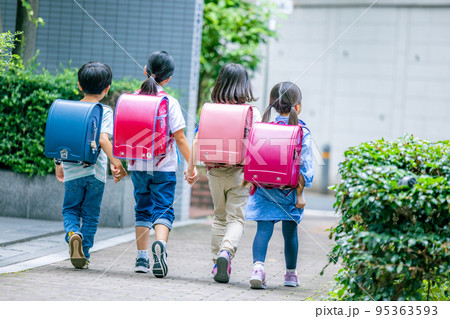 ランドセルを背負って通学する小学生 ランドセルを背負って通学する小学生 95363593