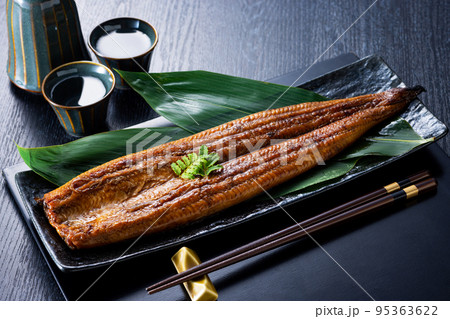 国産うなぎの蒲焼きと日本酒 国産うなぎの蒲焼きと日本酒 95363622