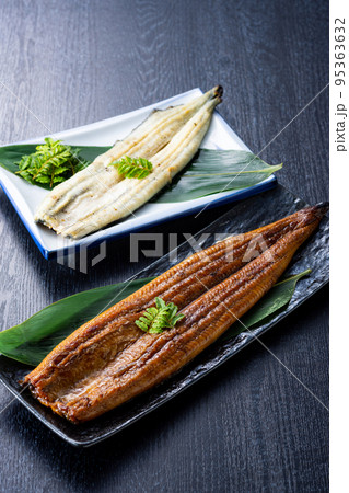 うなぎ　白焼きと蒲焼 95363632