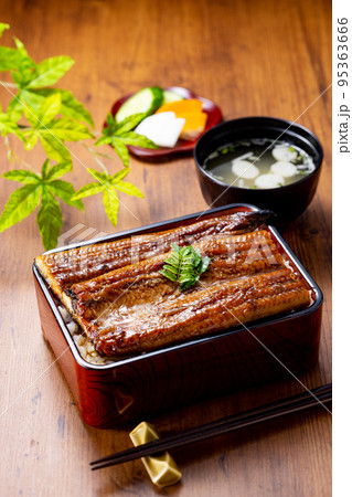 木目のテーブルに置いた鰻重 95363666