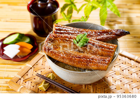 竹マットに置いた鰻丼と青紅葉 95363680