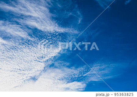 秋の空 巻積雲が広がる青空　a-2 高彩度 95363825