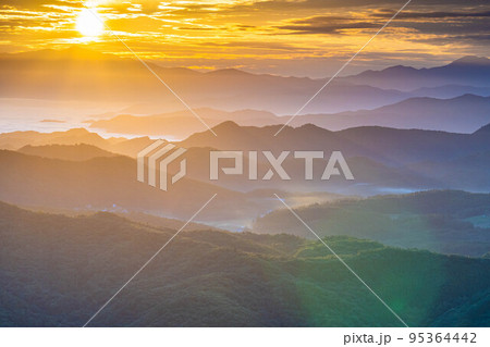【日の出素材】小熊山展望台から見る日の出と雲海【長野県】 95364442