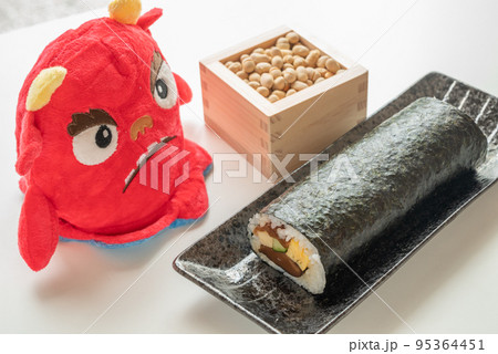 節分には欠かせない恵方巻きと豆 95364451