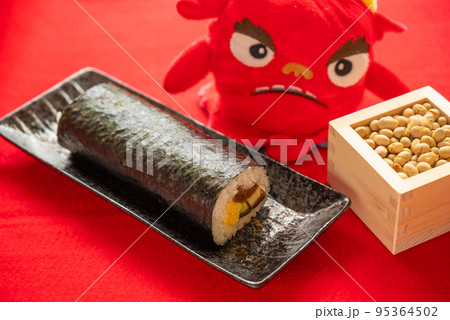 節分に欠かせない恵方巻きと豆 95364502