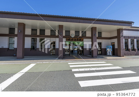 兵庫県豊岡市城崎町　人気の城崎温泉の最寄駅　快晴のJR城崎温泉駅 95364772