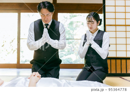 仏衣を着せて合掌する葬儀スタッフ(納棺師) 仏衣を着せて合掌する葬儀スタッフ(納棺師) 95364778