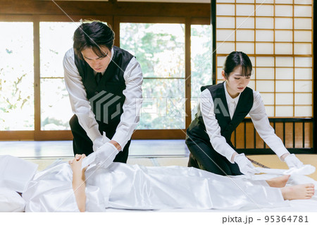 仏衣を着せる葬儀スタッフ(納棺師) 仏衣を着せる葬儀スタッフ(納棺師) 95364781