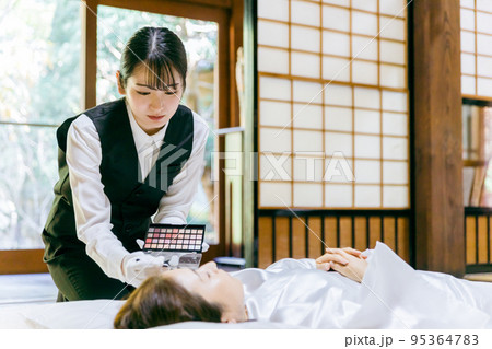 死化粧する葬儀スタッフ（美粧衛生師） 95364783