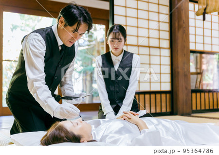 死化粧する葬儀スタッフ（美粧衛生師） 95364786