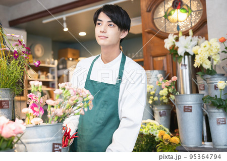 花屋で働く若い男性 95364794
