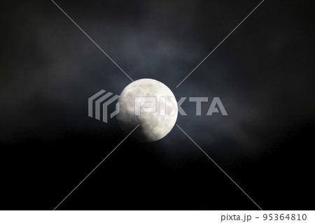 十五夜の次に美しいとされる雲がかかった十三夜の月 95364810