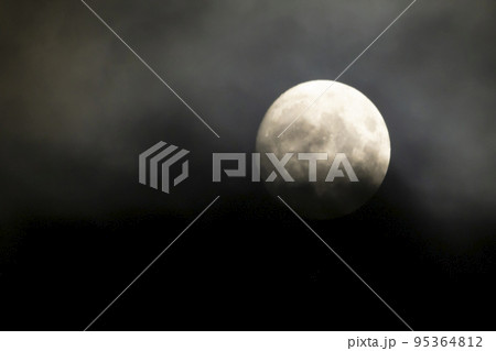 十五夜の次に美しいとされる雲がかかった十三夜の月 95364812