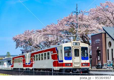 岩手県 三陸鉄道・吉里吉里駅 ~桜満開の駅に停車中の列車~ 岩手県 三陸鉄道・吉里吉里駅 ~桜満開の駅に停車中の列車~ 95364907