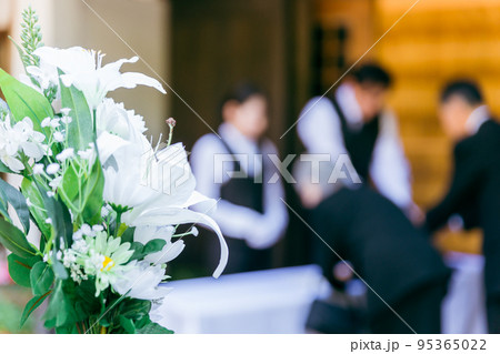 葬式の弔問客(高齢者・芳名帳) 葬式の弔問客(高齢者・芳名帳) 95365022