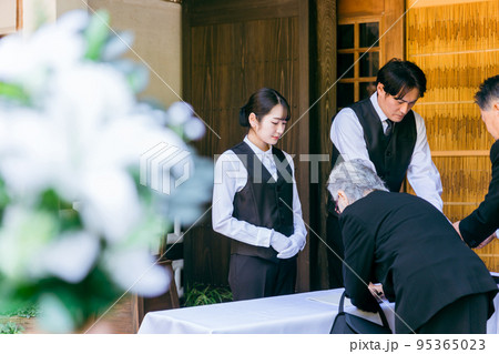 葬式の弔問客(高齢者・芳名帳) 葬式の弔問客(高齢者・芳名帳) 95365023