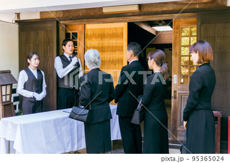 お葬式で受付をする葬祭ディレクター(司会) お葬式で受付をする葬祭ディレクター(司会) 95365024