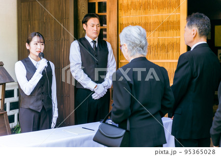 お葬式で受付をする葬祭ディレクター（司会） 95365028