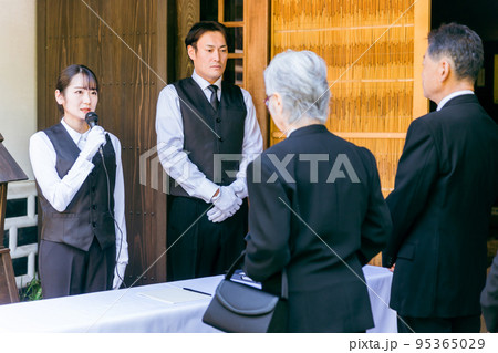 お葬式で受付をする葬祭ディレクター(司会) お葬式で受付をする葬祭ディレクター(司会) 95365029