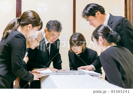 お葬式で納棺の儀をする遺族 お葬式で納棺の儀をする遺族 95365241
