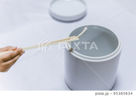 火葬場にある骨壷と箸 95365634