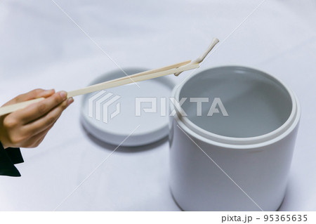 火葬場にある骨壷と箸 95365635