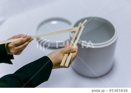 火葬場にある骨壷と箸 95365636